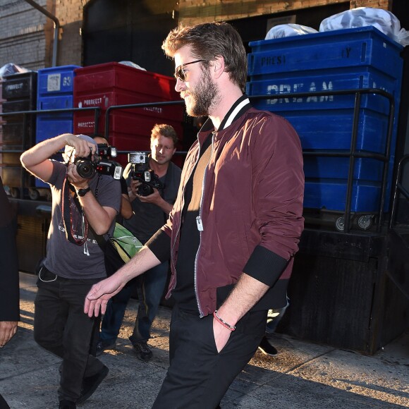 Miley Cyrus et son compagnon Liam Hemsworth vont boire un verre avec Bethenny Frankel et son nouveau compagnon Dennis Shields, à New York, le 14 juin 2016.