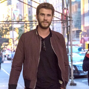 Miley Cyrus et son compagnon Liam Hemsworth vont boire un verre avec Bethenny Frankel et son nouveau compagnon Dennis Shields, à New York, le 14 juin 2016.