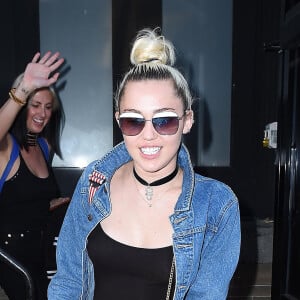 Miley Cyrus et son compagnon Liam Hemsworth vont boire un verre avec Bethenny Frankel et son nouveau compagnon Dennis Shields, à New York, le 14 juin 2016.