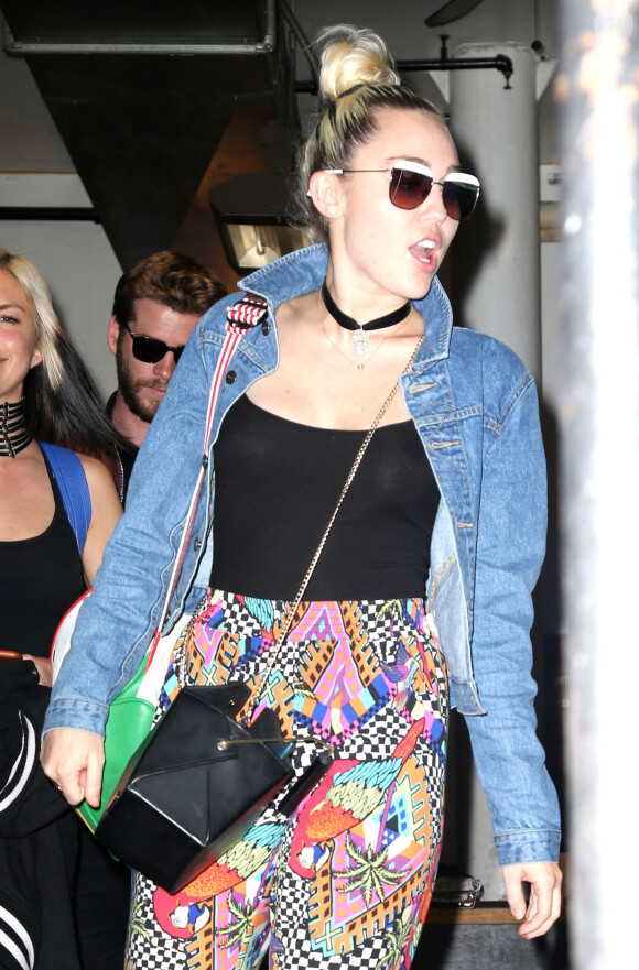 Miley Cyrus et son compagnon Liam Hemsworth vont boire un verre avec Bethenny Frankel et son nouveau compagnon Dennis Shields, à New York, le 14 juin 2016.