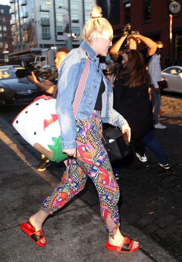 Miley Cyrus et son compagnon Liam Hemsworth vont boire un verre avec Bethenny Frankel et son nouveau compagnon Dennis Shields, à New York, le 14 juin 2016.