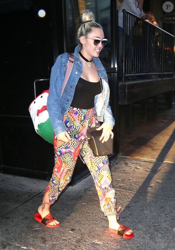 Miley Cyrus et son compagnon Liam Hemsworth vont boire un verre avec Bethenny Frankel et son nouveau compagnon Dennis Shields, à New York, le 14 juin 2016.