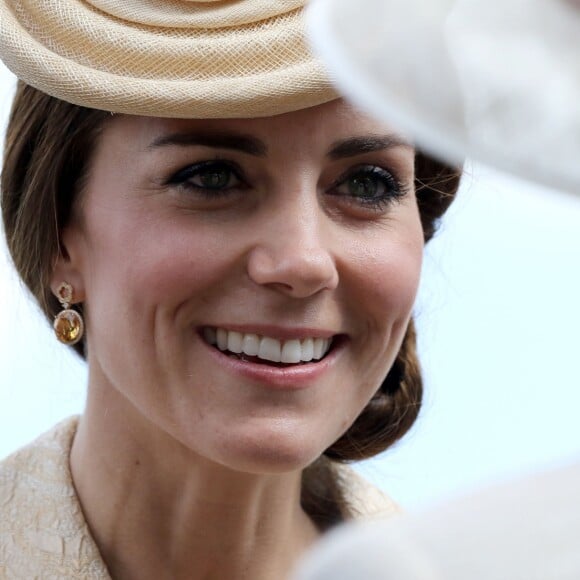 Kate Middleton, duchesse de Cambridge, à la garden party annuelle du secrétaire d'Etat pour l'Irlande du Nord au château de Hillsborough à Belfast le 14 juin 2016