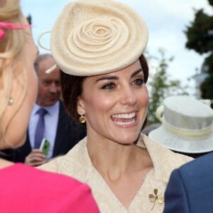 Kate Middleton, duchesse de Cambridge, à la garden party annuelle du secrétaire d'Etat pour l'Irlande du Nord au château de Hillsborough à Belfast le 14 juin 2016