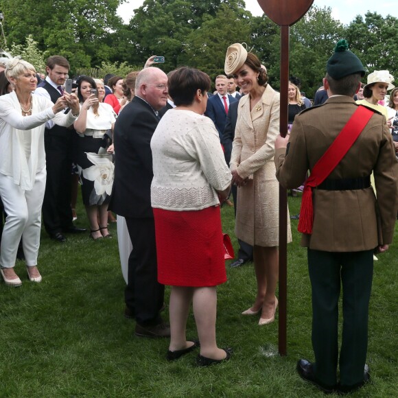 Kate Middleton, duchesse de Cambridge, à la garden party annuelle du secrétaire d'Etat pour l'Irlande du Nord au château de Hillsborough à Belfast le 14 juin 2016