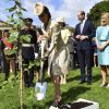 La duchesse de Cambridge plante un arbre en commémoration. Kate Middleton et le prince William ont assisté à la garden party annuelle du secrétaire d'Etat pour l'Irlande du Nord au château de Hillsborough à Belfast le 14 juin 2016