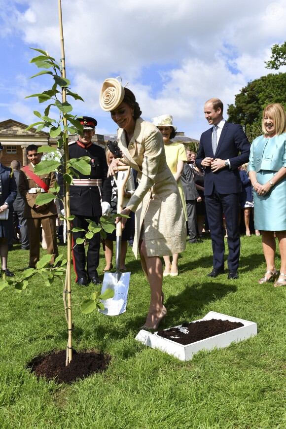 La duchesse de Cambridge plante un arbre en commémoration. Kate Middleton et le prince William ont assisté à la garden party annuelle du secrétaire d'Etat pour l'Irlande du Nord au château de Hillsborough à Belfast le 14 juin 2016