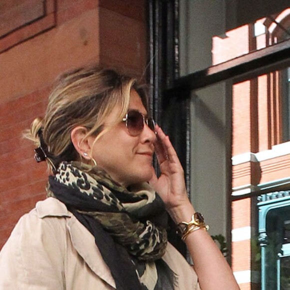 Jennifer Aniston et son mari Justin Theroux quittent l'appartement de Justin à Soho et se rendent à l'hôtel. New York, le 14 juin 2016.