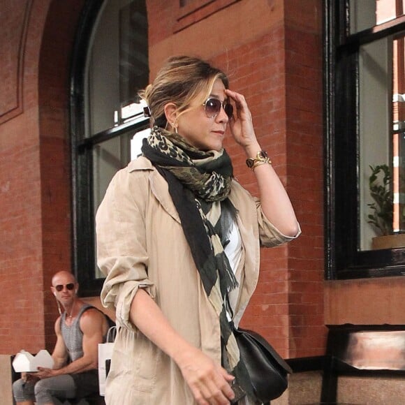 Jennifer Aniston et son mari Justin Theroux quittent l'appartement de Justin à Soho et se rendent à l'hôtel. New York, le 14 juin 2016.
