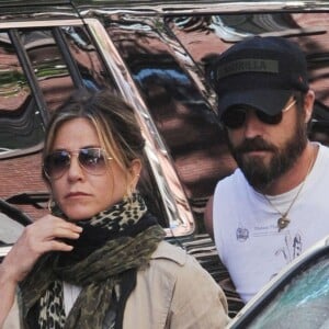 Jennifer Aniston et son mari Justin Theroux quittent l'appartement de Justin à Soho et se rendent à l'hôtel. New York, le 14 juin 2016.