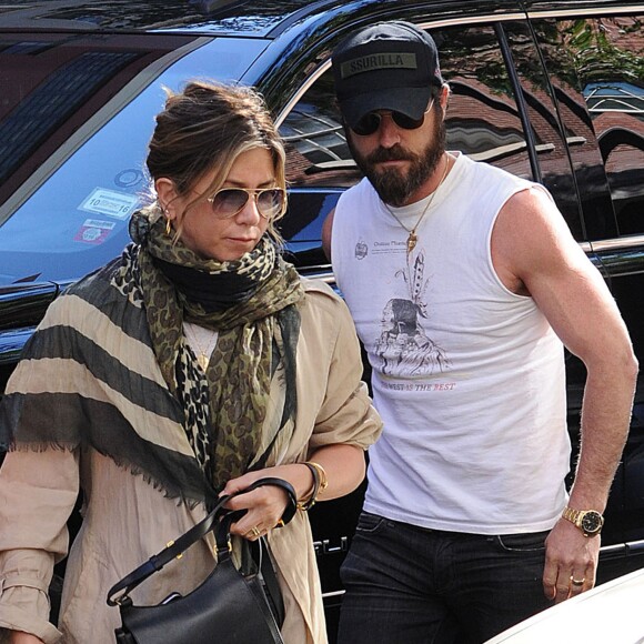 Jennifer Aniston et son mari Justin Theroux quittent l'appartement de Justin à Soho et se rendent à l'hôtel. New York, le 14 juin 2016.