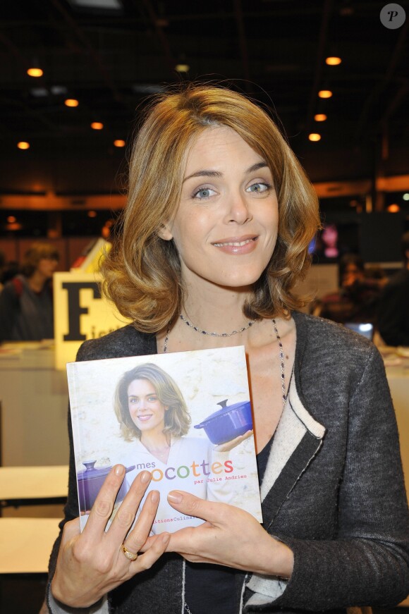 Julie Andrieu - Les écrivains dédicacent leurs livres au 32e salon du livre à Paris. Le 18 mars 2012.