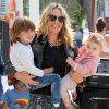 Molly Sims avec ses enfants Brooks et Scarlett devant le restaurant Fudge à West Hollywood le 16 mai 2016.