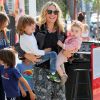 Molly Sims avec ses enfants Brooks et Scarlett devant le restaurant Fudge à West Hollywood le 16 mai 2016.