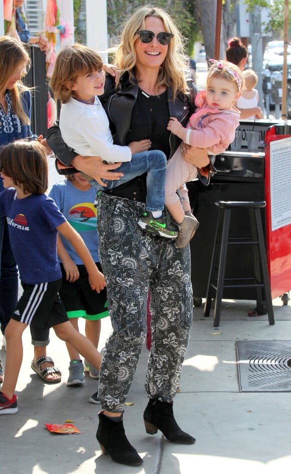 Molly Sims avec ses enfants Brooks et Scarlett devant le restaurant Fudge à West Hollywood le 16 mai 2016.