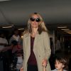 Molly Sims à l'aéroport de Los Angeles avec son fils Brooks et sa fille Scarlett, le 27 avril 2016.