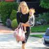 Exclusif - Molly Sims se promène avec sa fille Scarlett Stuber dans les rues de Beverly Hills, le 14 avril 2016