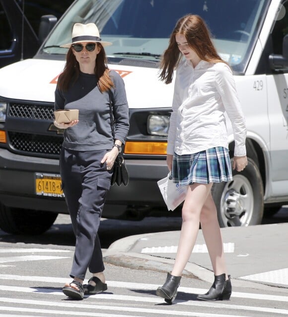 Julianne Moore se promenant avec sa fille Liv Freundlich à New York le 15 juin 2016.