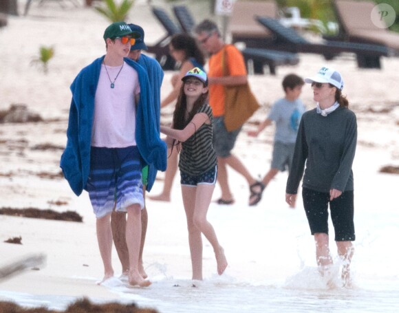 Exclusif - Julianne Moore, son mari Bart Freundlich et leurs enfants Caleb et Liv Helen se baignent lors de leurs vacances a Mexico, le 6 janvier 2014.