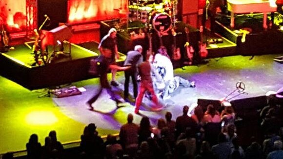 Meat Loaf : Le chanteur de 68 ans s'effondre sur scène...