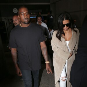 Kim Kardashian et Kanye West arrivent à l'aéroport de Los Angeles (LAX), le 14 juin 2016.