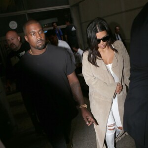 Kim Kardashian et Kanye West arrivent à l'aéroport de Los Angeles (LAX), le 14 juin 2016.