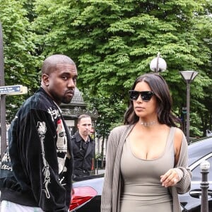 Kim Kardashian et son mari Kanye West arrivent à l'aéroport de Roissy-Charles-de-Gaulle, puis vont déjeuner au restaurant "L'Avenue" à Paris, le 13 juin 2016.