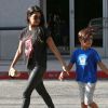 Kim Kardashian est allée à un rendez-vous d'affaires avec la compagnie SnapChat à Santa Monica. Elle ressort de l’immeuble avec sa soeur Kourtney accompagnée de son fils Mason. Le 31 mai 2016
