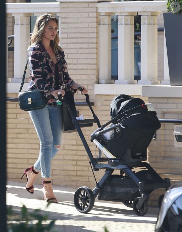 Exclusif - John Legend et sa femme Chrissy Teigen avec leur fille Luna font du shopping chez Barneys New York à Beverly Hills, le 13 juin 2016