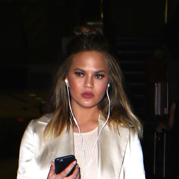 Chrissy Teigen arrive à l'aéroport de Los Angeles (LAX), le 7 juin 2016. © CPA/Bestimage