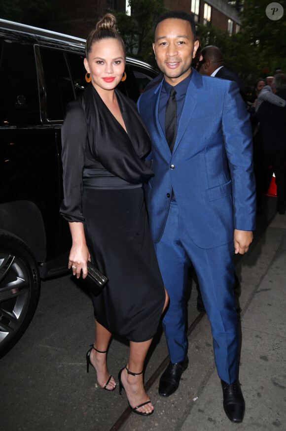Chrissy Teigen et son mari John Legend se promènent dans les rues de New York, le 19 mai 2016