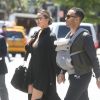 John Legend avec sa femme Chrissy Teigen et leur bébé Luna se promènent à New York, le 16 mai 2016.