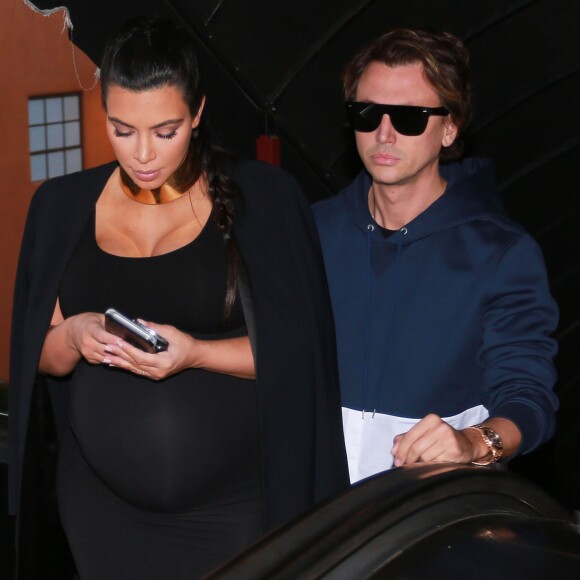 Kim Kardashian enceinte est allée diner au restaurant ‘Chin Chin' avec son ami Jonathan Cheban à Studio City, le 9 novembre 2015