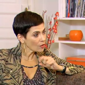 Cristina Cordula, concentrée, face à Annick et ses problèmes de maquillage dans "Nouveau look pour une nouvelle vie", le 16 juin 2016.