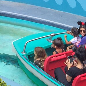 Kim et Kardashian, Kanye West, Scott Disick et leurs enfants North Mason et Penelope à Disneyland. Anaheim, le 15 juin 2016.