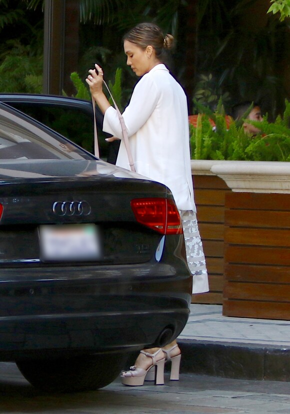 Jessica Alba avec son mari Cash Warren et ses enfants Honor et Haven arrivent à l'hôtel Four Seasons le jour de la fête des pères à Beverly Hills le 19 juin 2016.