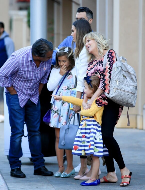La petite Honor Warren fête son anniversaire (8 ans) avec sa soeur Haven, ses parents Jessica Alba et Cash Warren et ses grand-parents Cathrine et Mark à Beverly Hills, le 7 juin 2016
