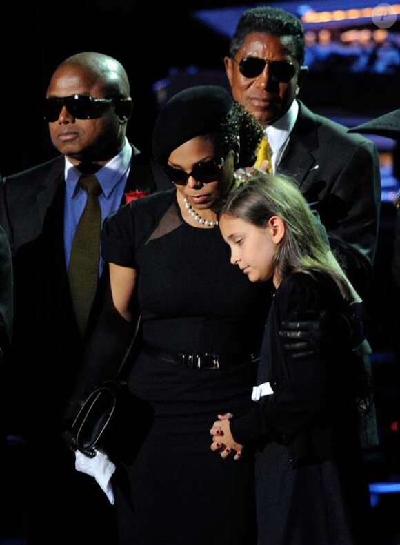 Paris Jackson pose sa tête sur l'épaiule de sa tante Janet aux obsèques de son père en 2009.
