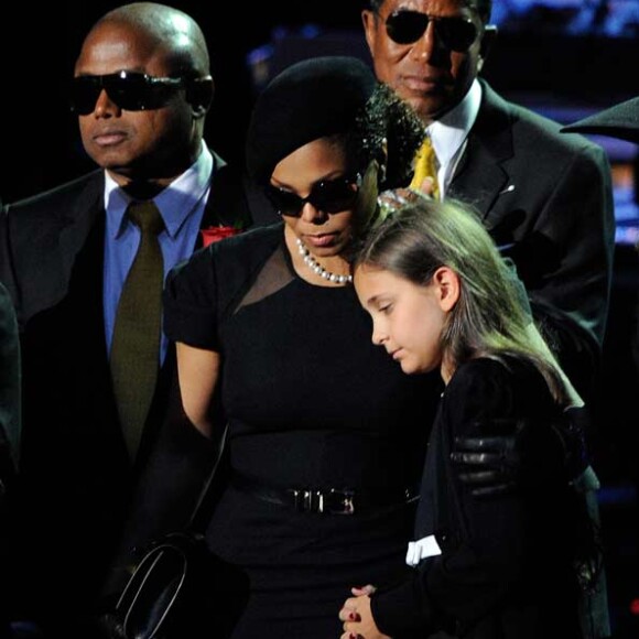 Paris Jackson pose sa tête sur l'épaiule de sa tante Janet aux obsèques de son père en 2009.