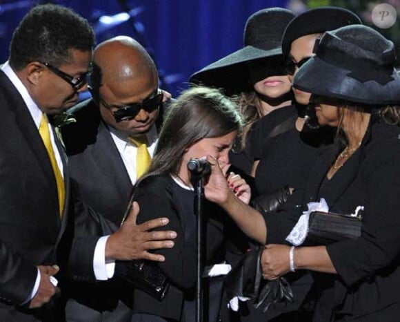 Paris Jackson bien entourée par ses oncles et ses tantes aux obsèques de son père en 2009.