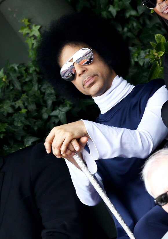 Le chanteur Prince assiste au match entre Rafael Nadal et Dusan Lajovic lors des Internationaux de France de tennis de Roland Garros à Paris, le 2 juin 2014.