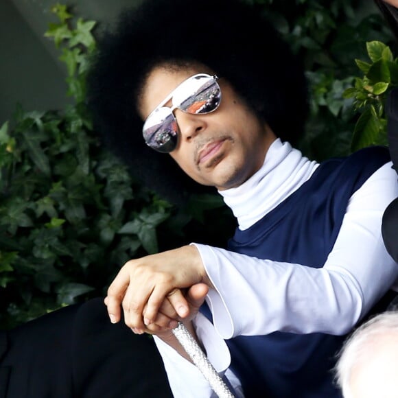 Le chanteur Prince assiste au match entre Rafael Nadal et Dusan Lajovic lors des Internationaux de France de tennis de Roland Garros à Paris, le 2 juin 2014.