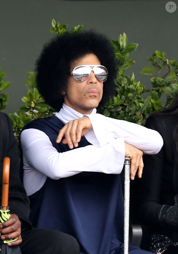 Le chanteur Prince assiste au match entre Rafael Nadal et Dusan Lajovic lors des Internationaux de France de tennis de Roland Garros à Paris, le 2 juin 2014.