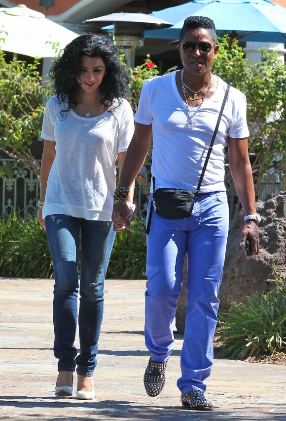 Jermaine Jackson et sa femme Halima Rashid se promenent a Calabasas, le 22 aout 2013.