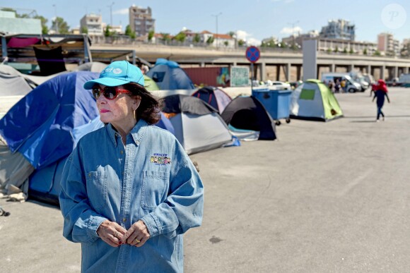 Nana Mouskouri, ambassadrice de bonne volonté de l'UNICEF rend visite aux migrants à Athènes en Grèce le 26 mai 2016.