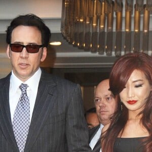 Nicolas Cage et sa femme Alice Kim quittent leur hotel et se rendent a la premiere de 'The Frozen Ground' a Londres le 17 juillet 2013.