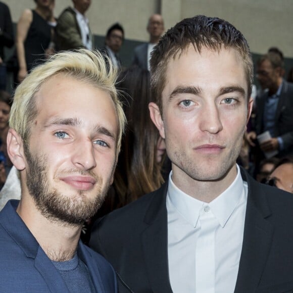 Hopper Jack Penn (Fils de Sean Penn et Robin Wright) et Robert Pattinson au défilé Dior Homme prêt-à-porter masculin printemps-été 2017 au Tennis Club de Paris, le 25 juin 2016. © Olivier Borde/Bestimage