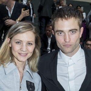 Julie Pédegert et Robert Pattinson au défilé Dior Homme prêt-à-porter masculin printemps-été 2017 au Tennis Club de Paris, le 25 juin 2016. © Olivier Borde/Bestimage