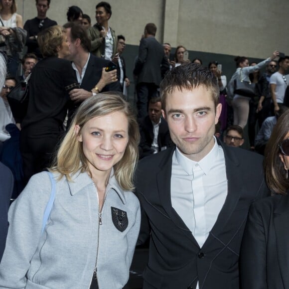 Sidney Toledano et sa femme Katia Toledano entourent Julie Pédegert et Robert Pattinson au défilé Dior Homme prêt-à-porter masculin printemps-été 2017 au Tennis Club de Paris, le 25 juin 2016. © Olivier Borde/Bestimage