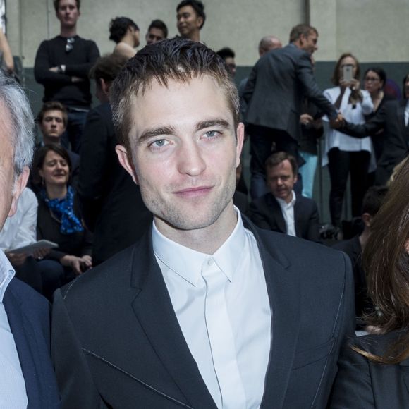 Robert Pattinson entre Sidney Toledano et sa femme Katia au défilé Dior Homme prêt-à-porter masculin printemps-été 2017 au Tennis Club de Paris, le 25 juin 2016. © Olivier Borde/Bestimage
